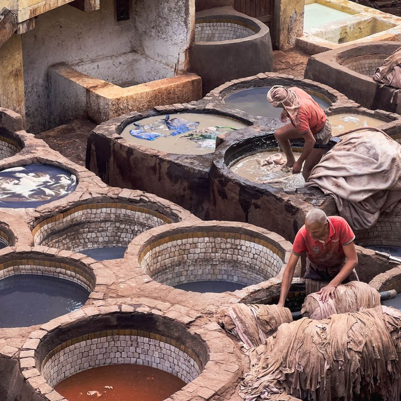 Imagen de hombres en Marruecos trabajando el cuero